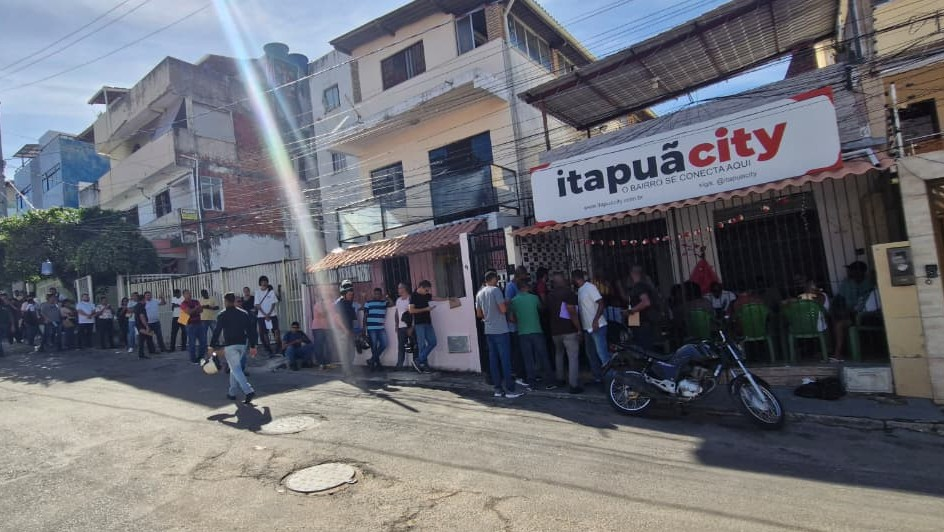 Moradores reunidos em frente à sede do ITAPUÃCITY em Itapuã